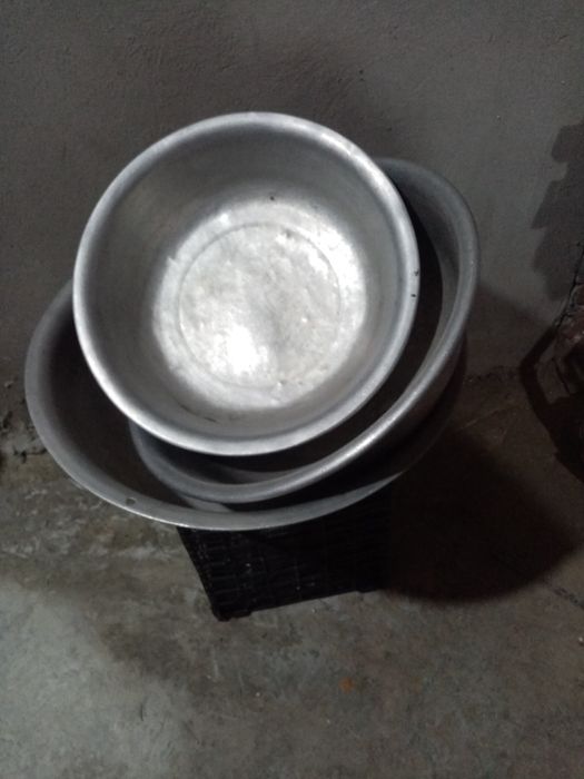 Тазы алюминиевые разных размеров.