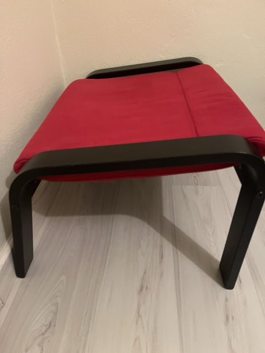 Poltrona e pousa pés Ikea vermelha usados