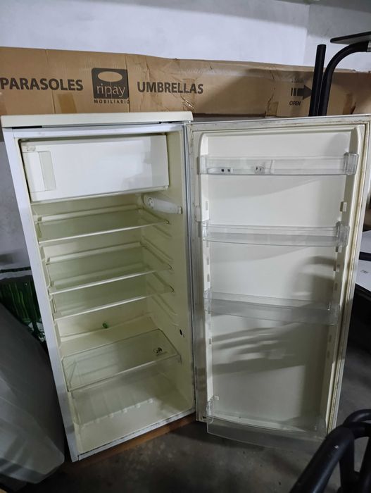 Frigorífico com congelador