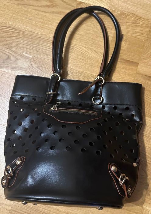Чорна сумка жіноча з перфорацією