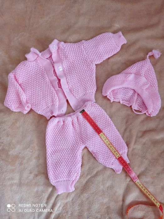 Теплые ,зимние шапки с шарфом на  5- 8 лет и 2-3 года.Вязаные костюмы