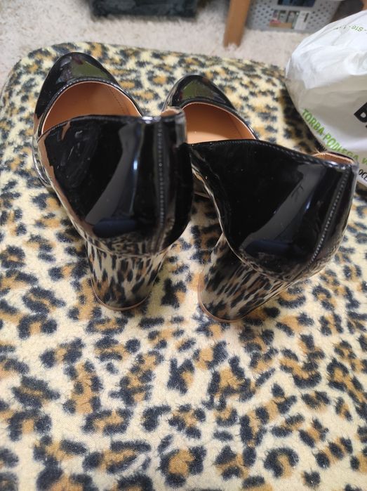 Lakierowane buty na obcasie