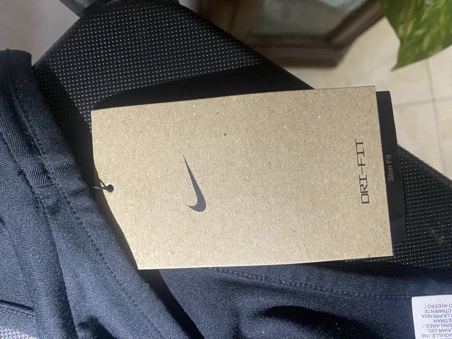 Top feminino preto de desporto Nike dri-fit L
