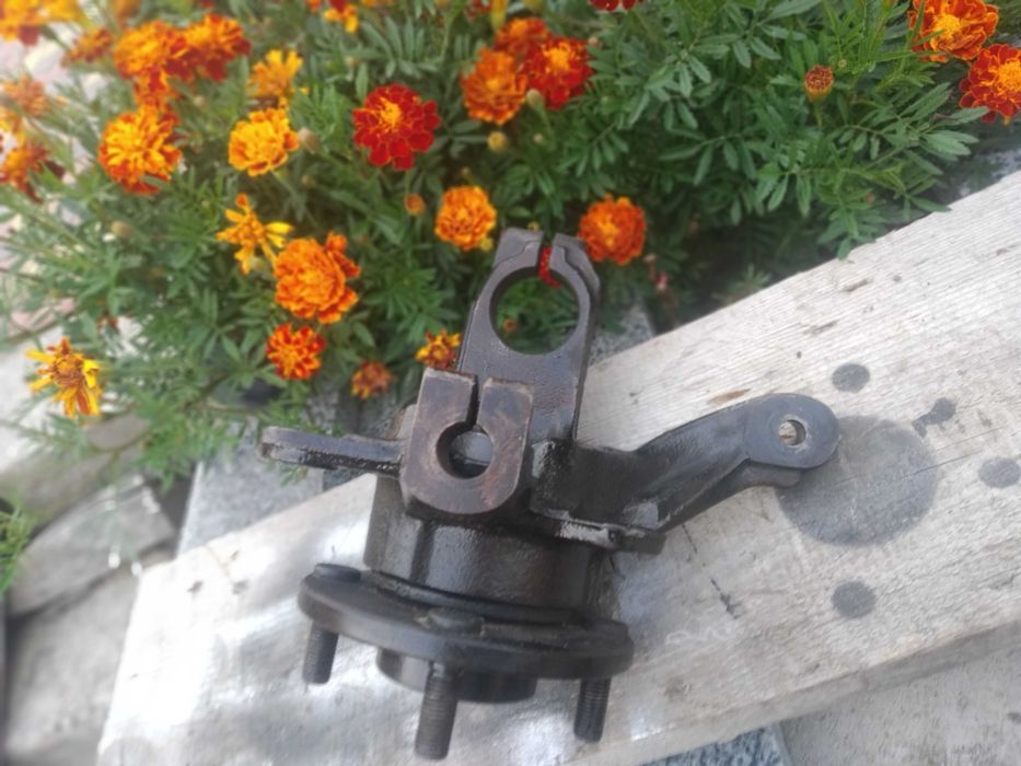 Цапфа зі ступицею і підшипником передня Фієста Кур'єр Мк4