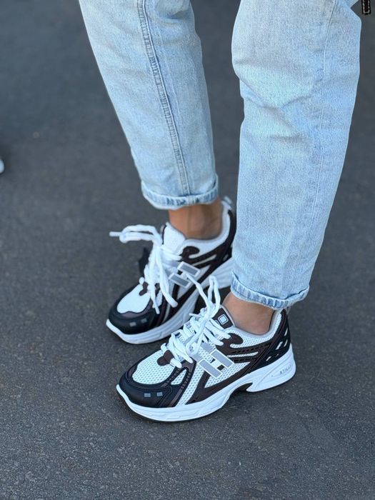 Кросівки жіночі.