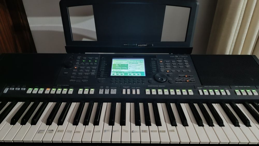 Teclado/Piano Yamaha psr-s750