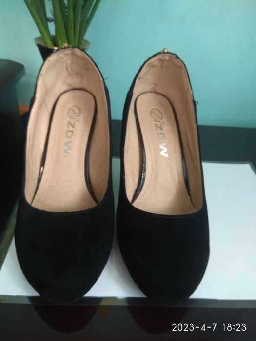 Туфлі чорні на каблуку зручні стан майже нових