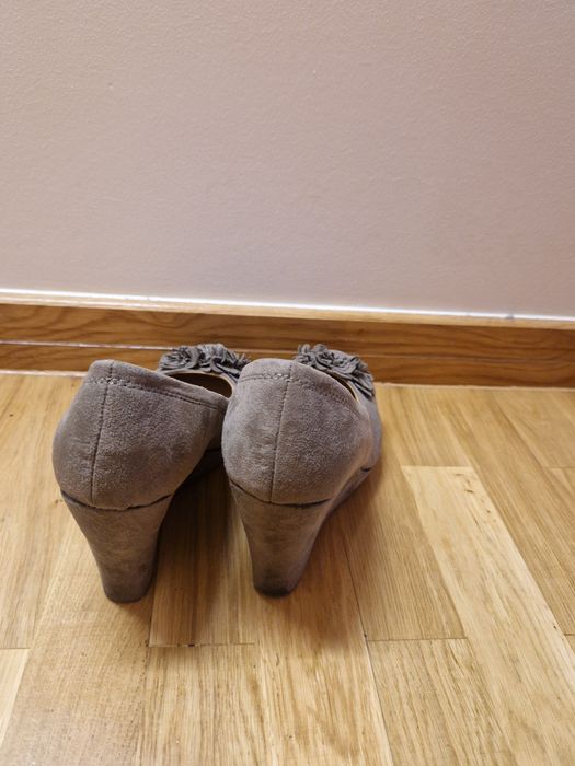 Sapato de cunha bege