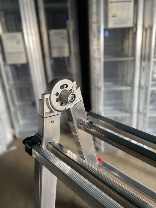 Драбина-стремянка  SVELT SCALISSIMA універсальна телескопічна