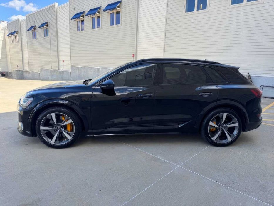 Audi e-tron S      2022