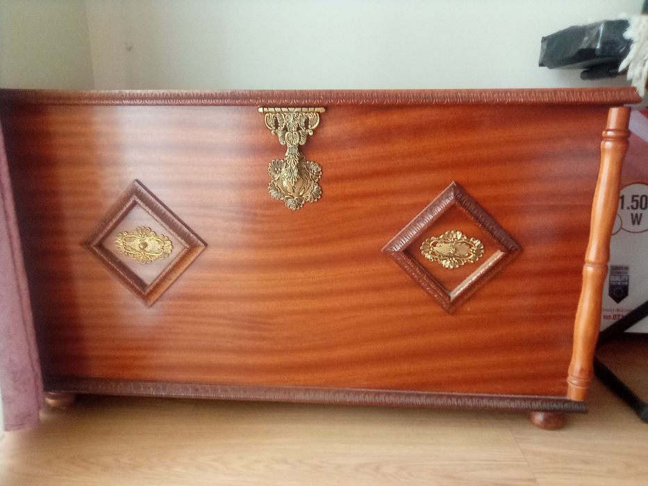 Baú de madeira com aplicações douradas