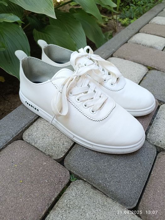 Білі кросівки, сліпони, мокасини 25см