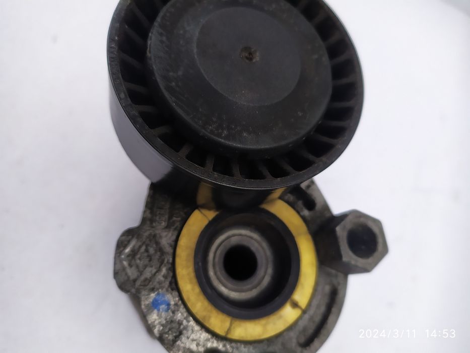 Натяжитєль ремня