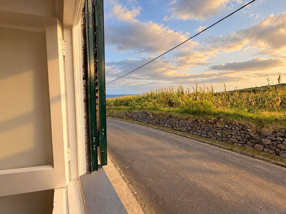 Moradia T2 + 1 (sótão) com vista mar e terreno 2.260 m² — Santana