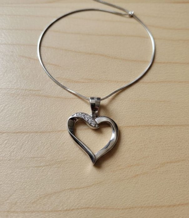 Srebrny wisiorek-serce z drobnymi cyrkoniami