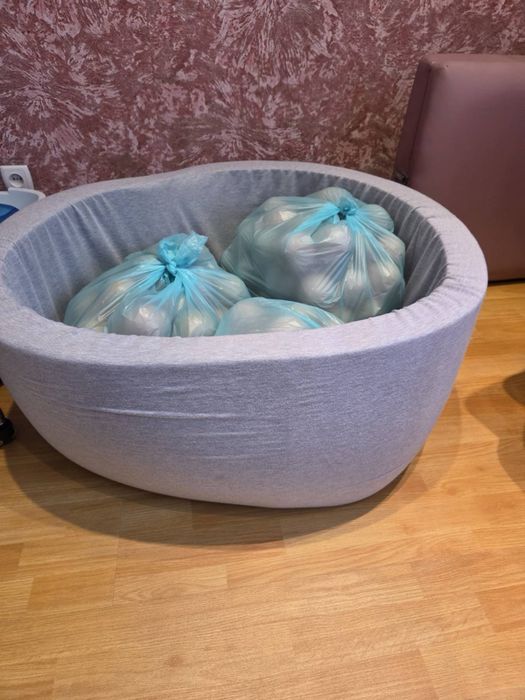 Дитячий басейн з кульками