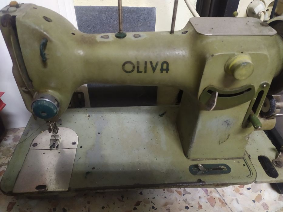 Maquina costura oliva
