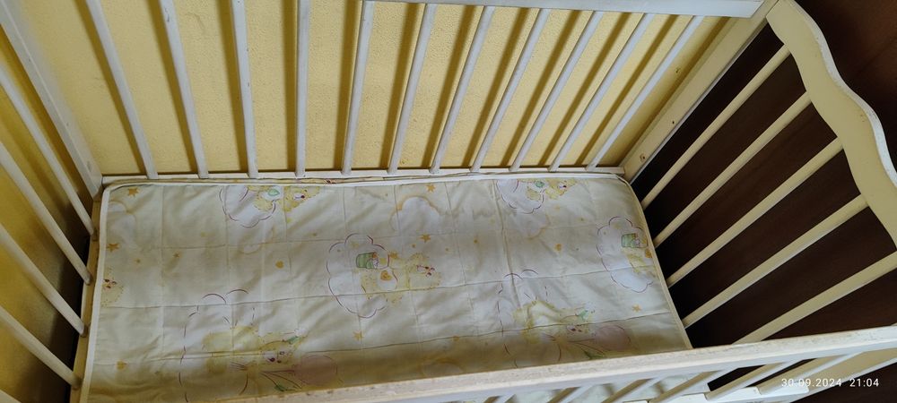 Детская кроватка с  матрацом и выдвижным ящиком,и маятником и откидным