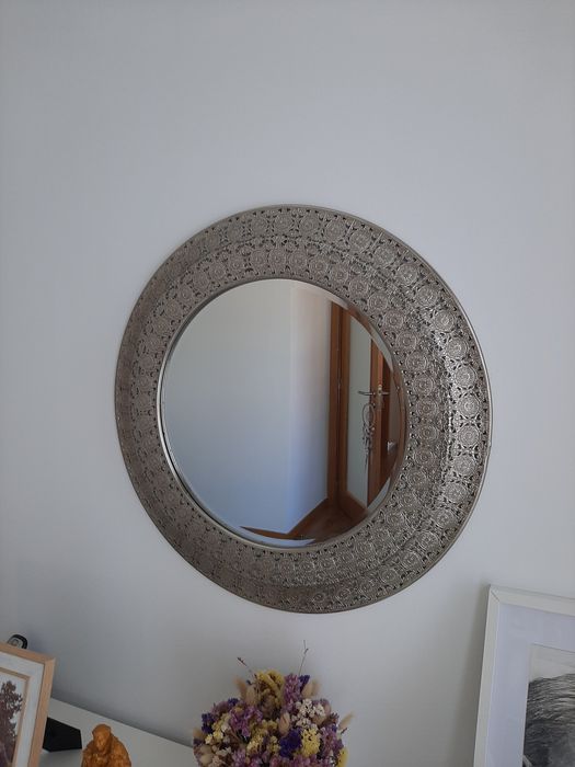 Espelho com moldura rendilhada em metal