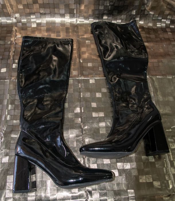 Botas de cano alto pretas em verniz brilhante e salto bloco