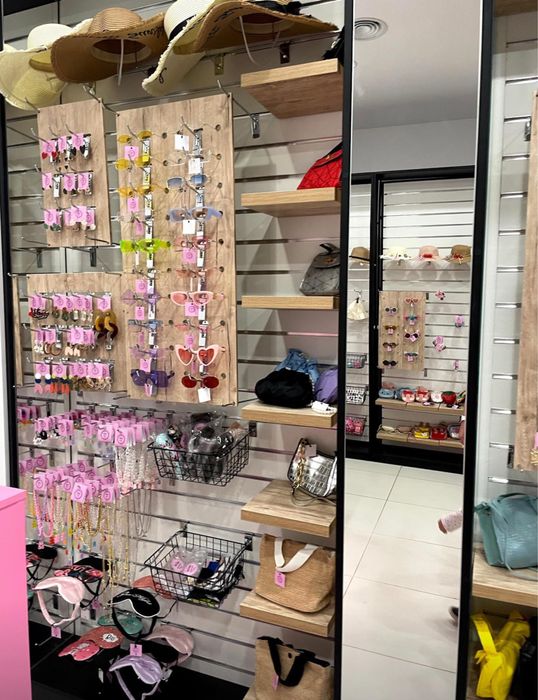 Торгові меблі для магазину та шоуруму, повний комплект, ідеальний стан