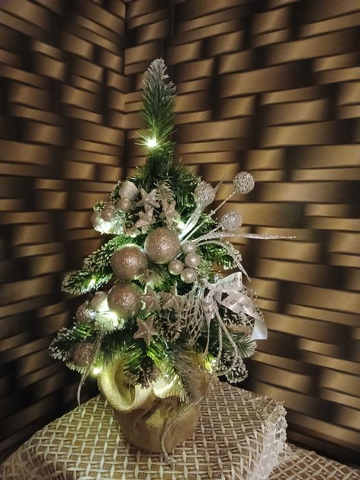 Choinka sztuczna na pniu 70cm z ozdobami i lamkami LED - ubrana