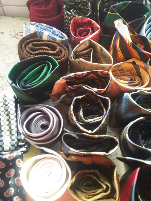 Várias gravatas de padrões lindíssimos e muito vintage