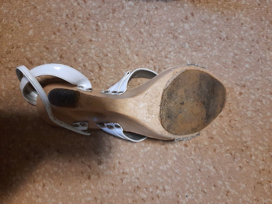 Продам босоножки на танкетке