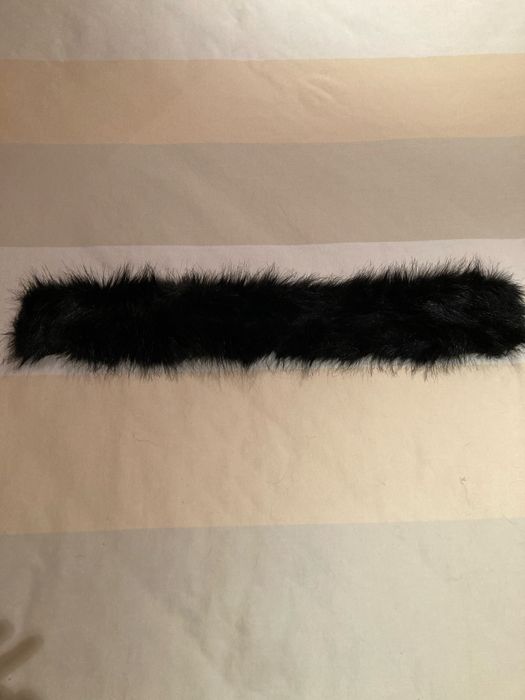 Gola sintética, em pelo de cor preto