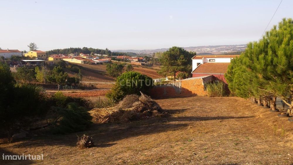 Terreno para construção c/ anexo - Lourinhã