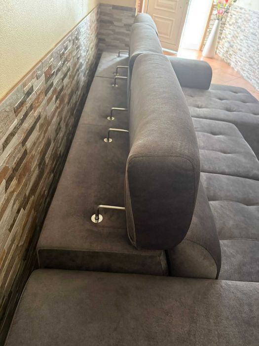 Sofá cinza escuro com chaise
