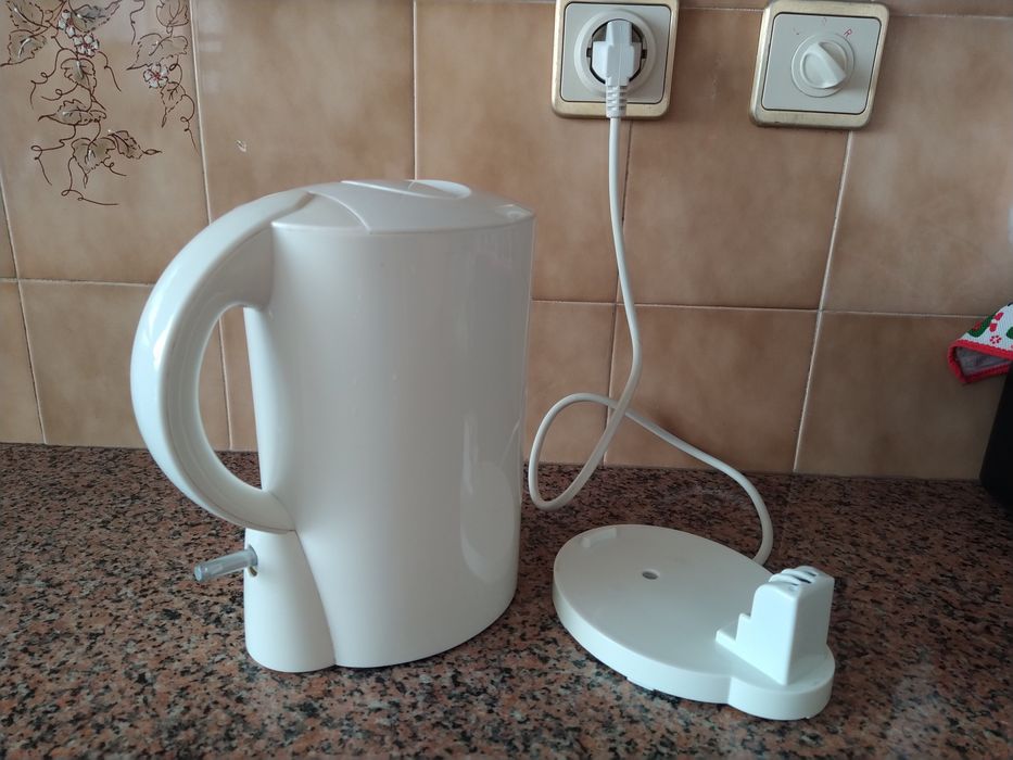 Fervedor de água jarro elétrico chaleira tachos panela pratos copos casa quarto apartamento vivenda escritório gabinete.