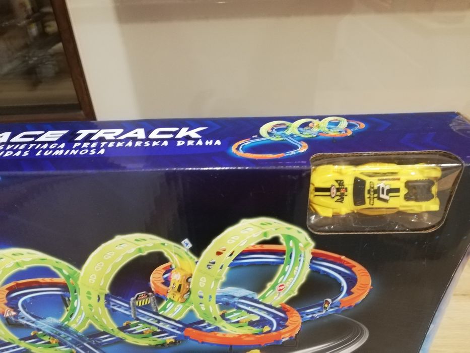 ELEFUN Świecący Tor Wyścigowy, autko

Nowy, oryginalnie zapa