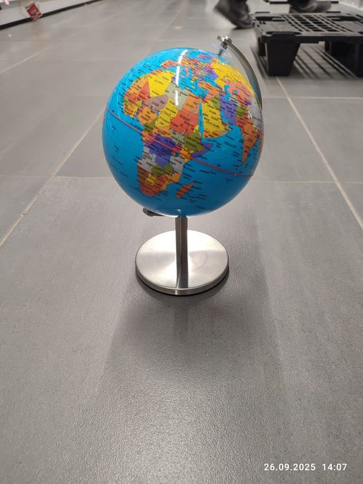 Nowy globus na metalowej nóżce