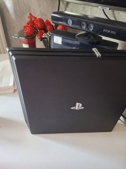 PlayStation 4 Pro 1TB + Pad DualShock 4 + 5 Gier