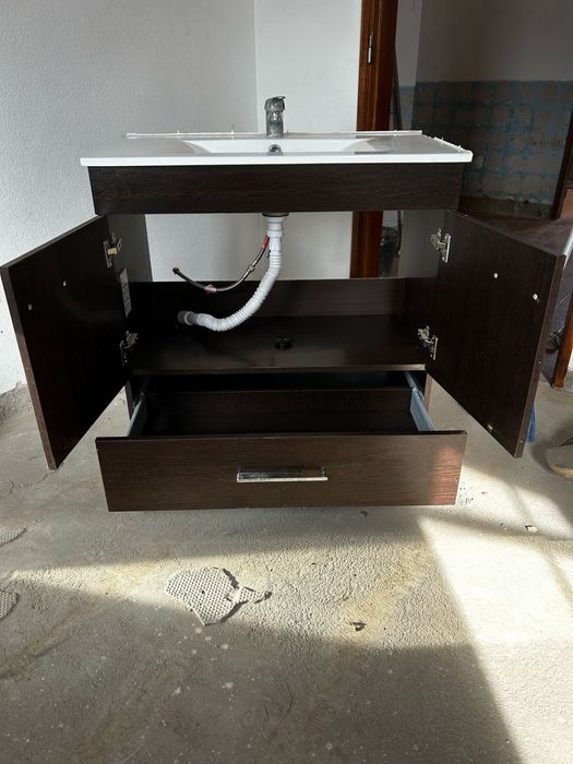 Movél de WC com lavatório incorporado mais torneira