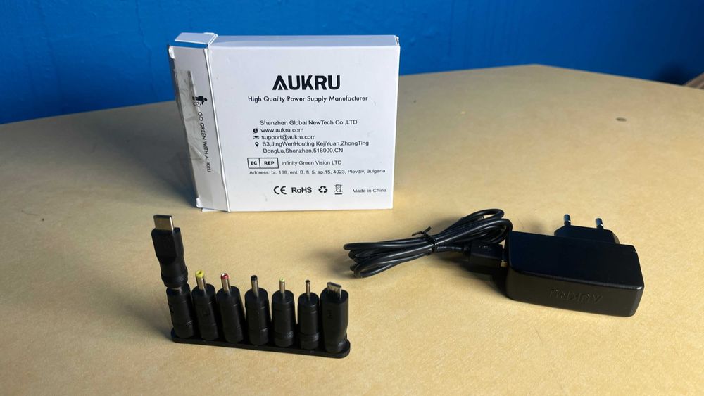 Ładowarka uniwersalna  AUKRU 5V 0,5A 2000mA, 8 końcówek spp35