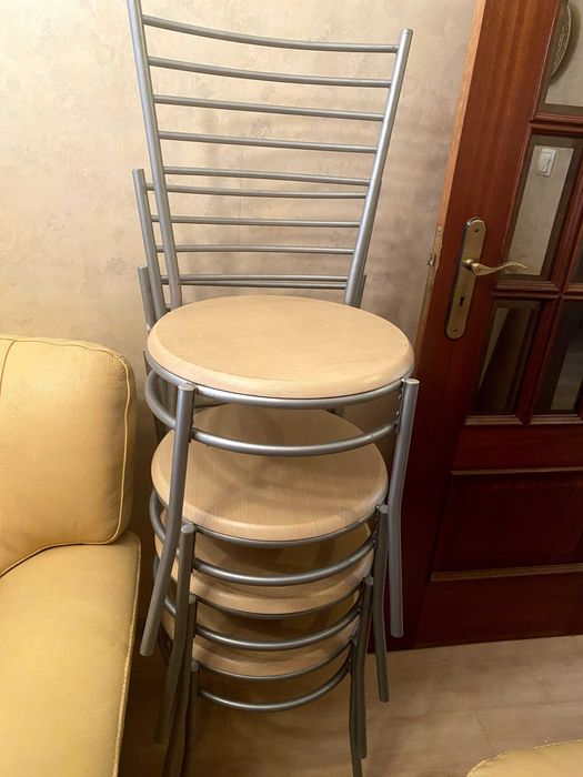 mesa e quatro cadeiras em tom claro
