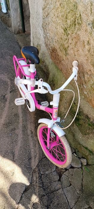 Duas bicicletas de criança