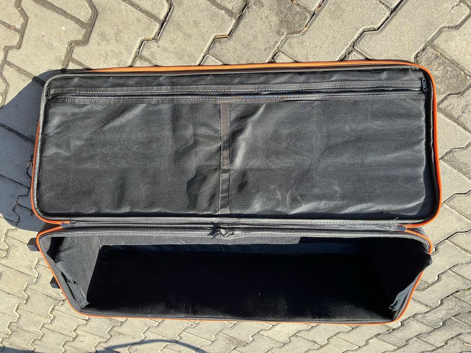 Велика валіза на колесах