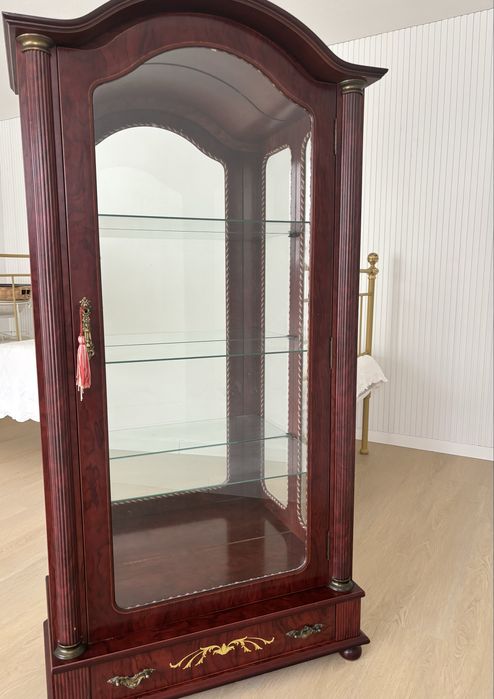 Vitrine com espelho de fundo e gaveta