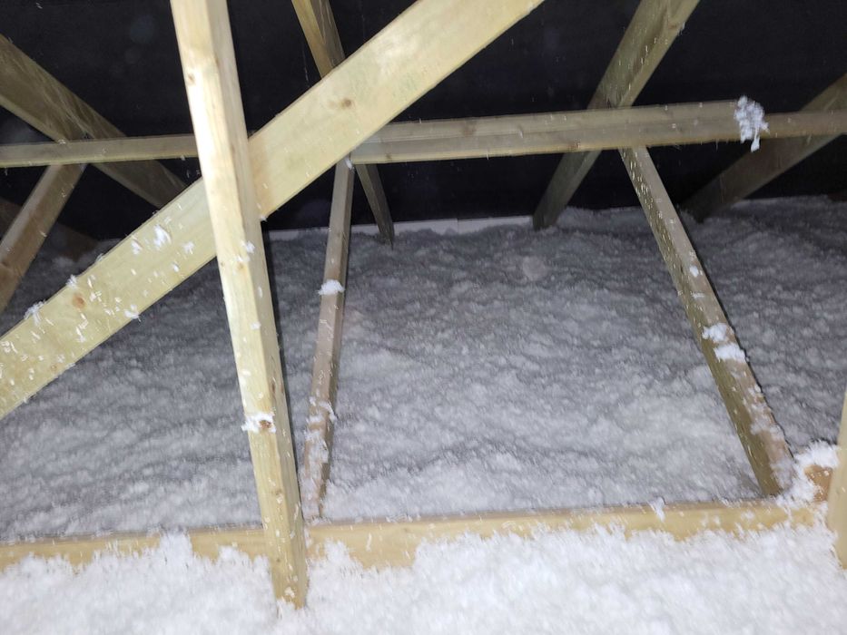 Ocieplenia izolacja  wdmuchiwana wełną celulozą stropodachy naprawy