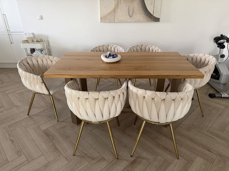 Komplet eleganckich krzeseł