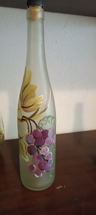 Seis garrafas pintadas à mão