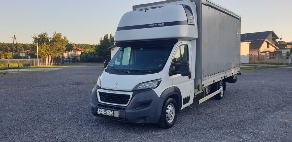 Wynajem busów 8 - 10 palet z windą plandeka. Wypożyczalnia busów Radom