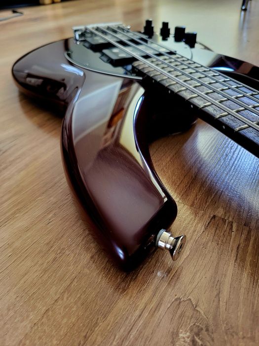 Leworęczna gitara basowa Music man bongo 4HH