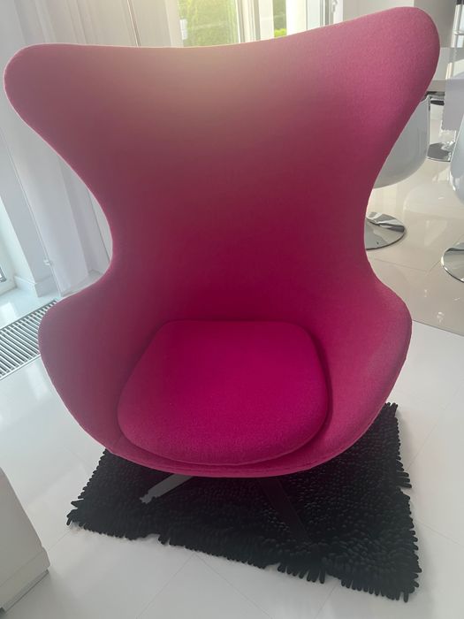 Fotel design egg fuksja
