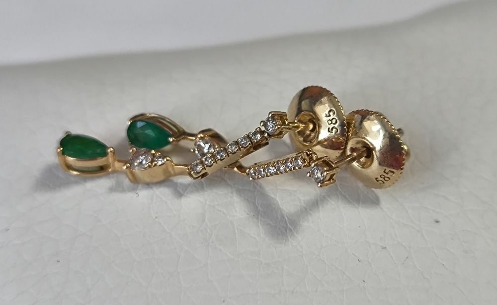 Серьги гвоздики золотые с бриллиантами и изумрудами (2.32гр)