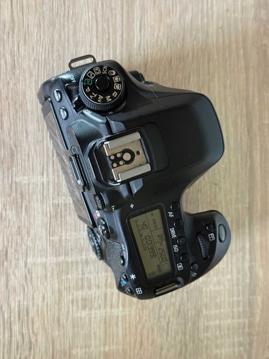 Canon EOS 80D body