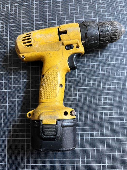 Berbequim sem fio DeWalt DW926 com 2 baterias Ni-Cd 9,6 V+ carregador